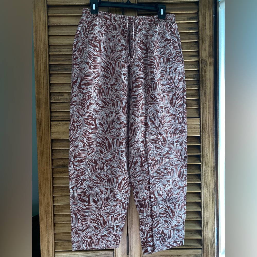 Stylish Red Leafy Patterned Women’s Pants